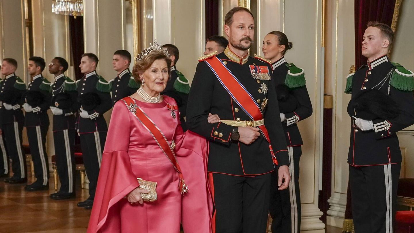 Haakon de Noruega y la reina Sonia, en el Palacio Real. (Cordon Press)