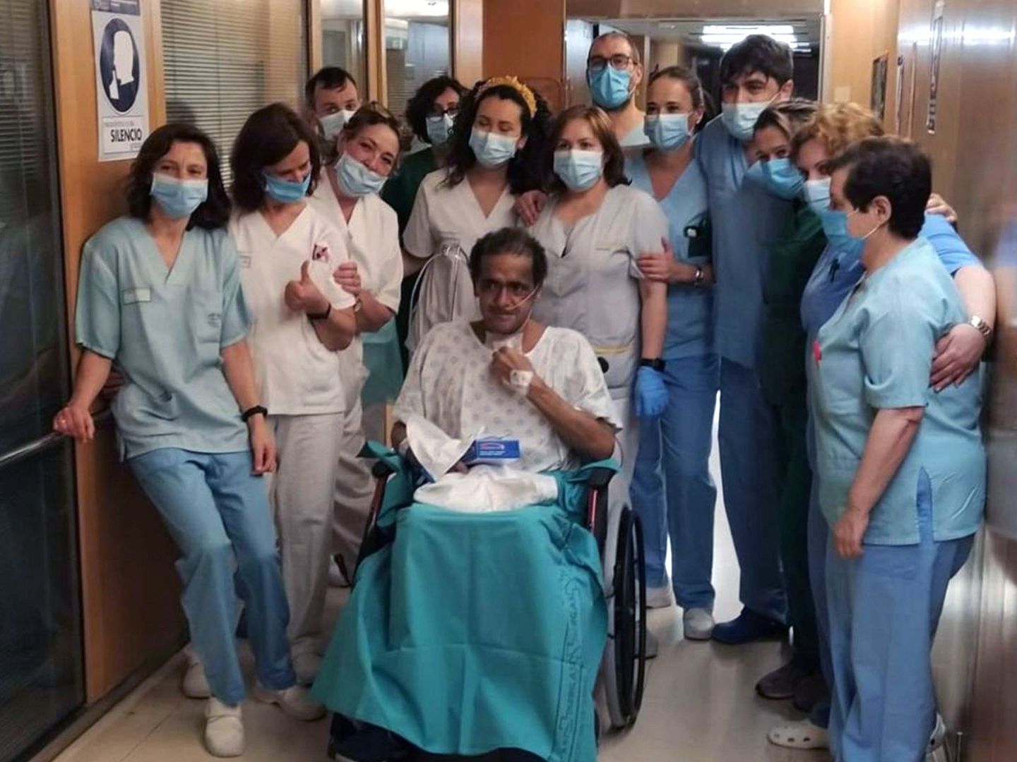 Médicos y enfermeros uruguayos, dando el alta a uno de los pacientes más graves por coronavirus. (EFE)