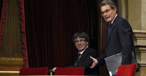 Foto: El presidente de la Generalitat, Carles Puigdemont (i), acompañado del expresidente de la Generalitat, Artur Mas. (EFE)