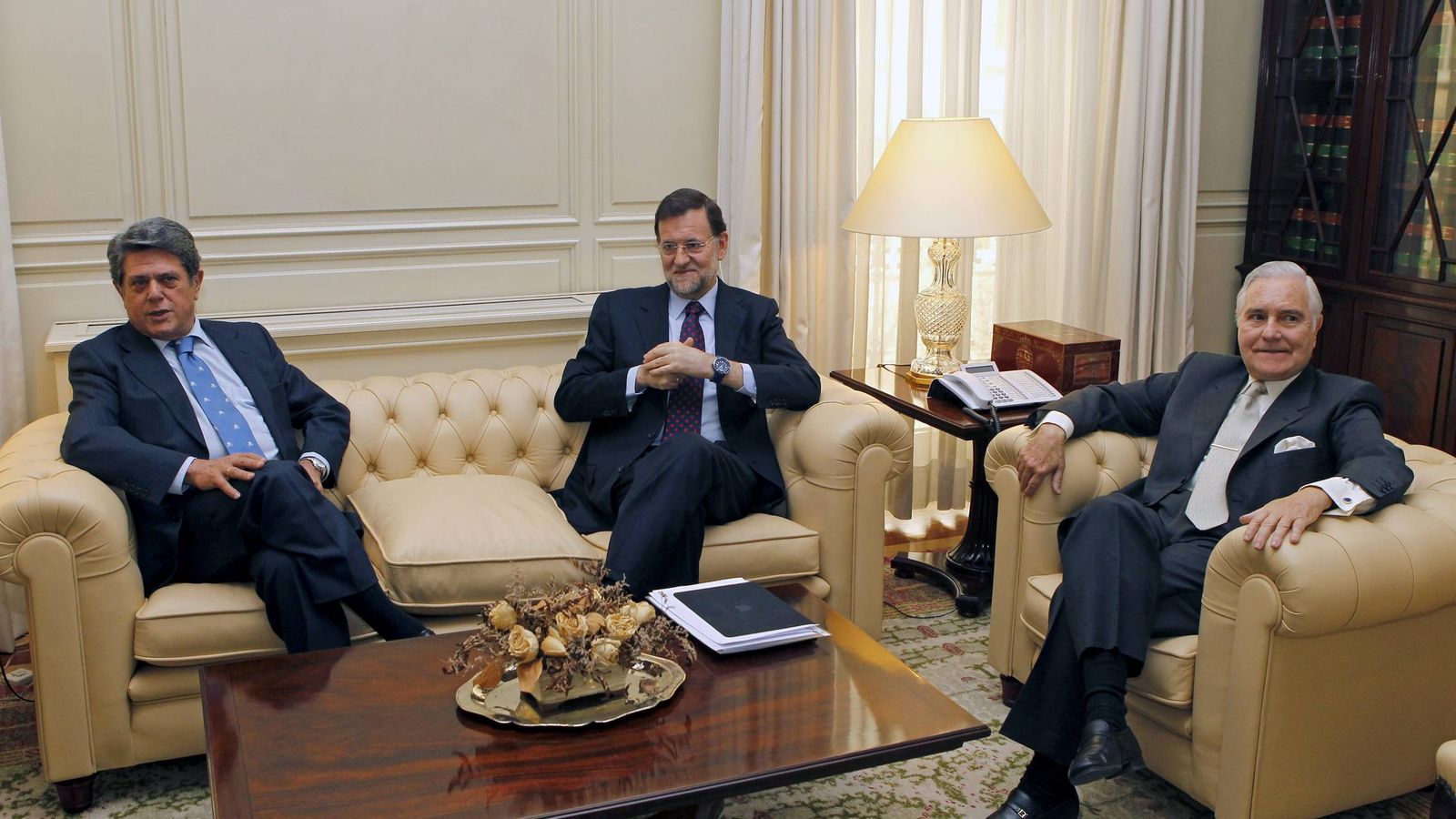 Foto: Federico Trillo sentado en un sofá junto a Mariano Rajoy en una reunión de trabajo en 2011. (EFE)