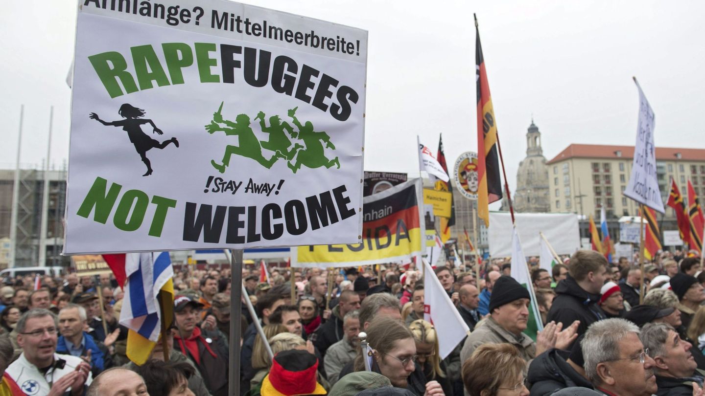 Partidarios del movimiento xenófobo Pegida (Patriotas Europeos contra la Islamización de Occidente) participan en una manifestación en Dresde, el 11 de abril de 2016 (EFE)