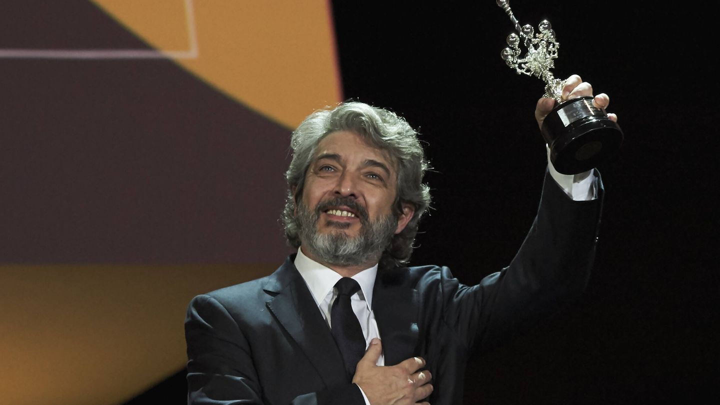 Ricardo Darín, con su premio Donostia. (Getty/Carlos Álvarez)