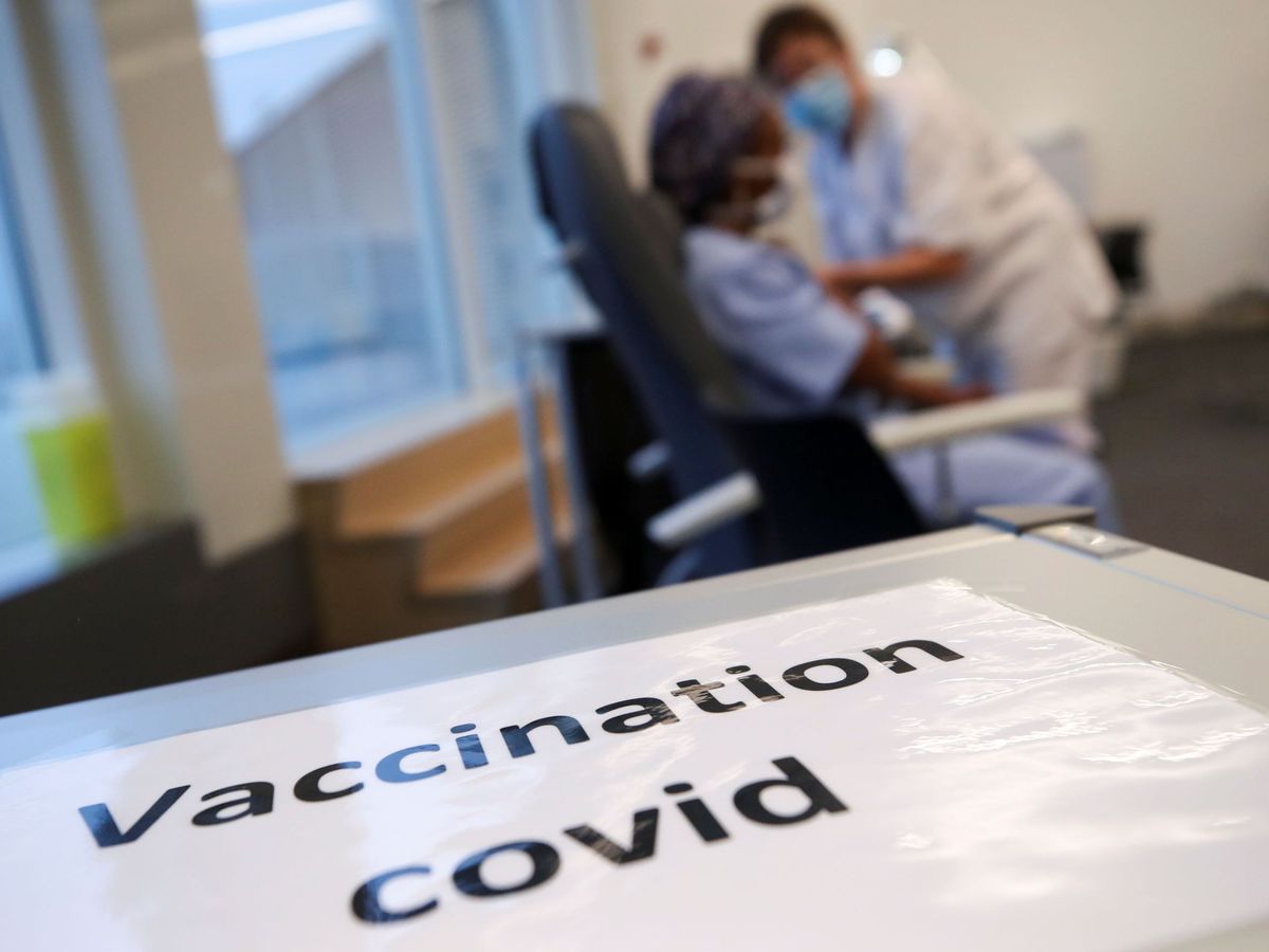 Foto: Un miembro del personal médico recibe una dosis de la vacuna contra el coronavirus de Pfizer-BioNTech en un hospital de Bruselas, Bélgica. (Reuters) 