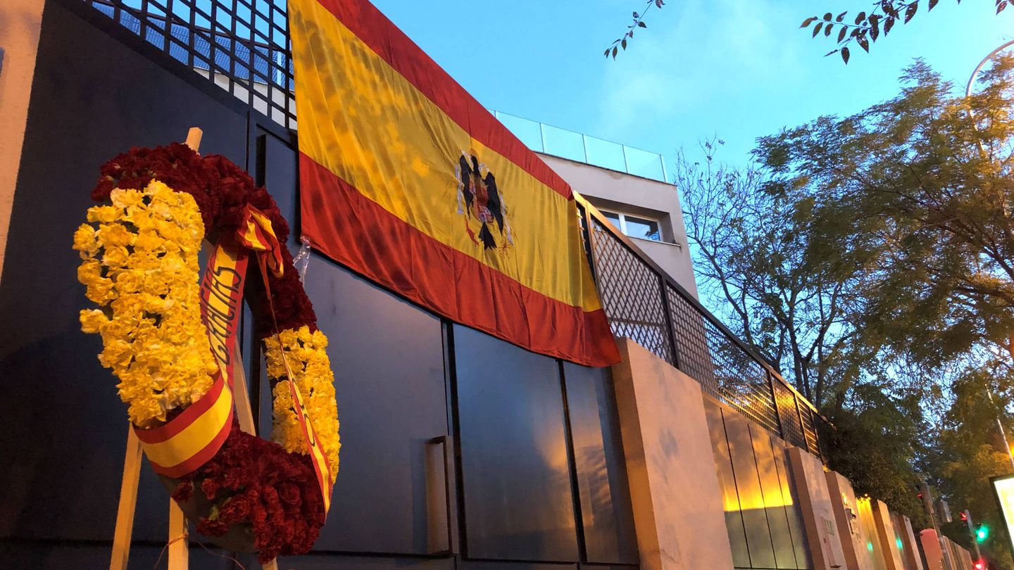Bandera franquista desplegada en la casa de Francis Franco. (EFE)