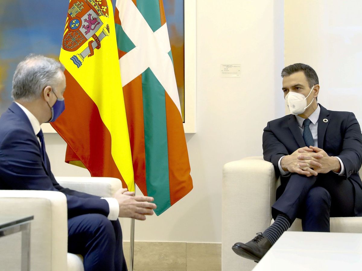 Foto: El presidente del Gobierno, Pedro Sánchez (d), y el lehendakari, Iñigo Urkullu, conversan durante una reunión en el Palacio de la Moncloa. (EFE)