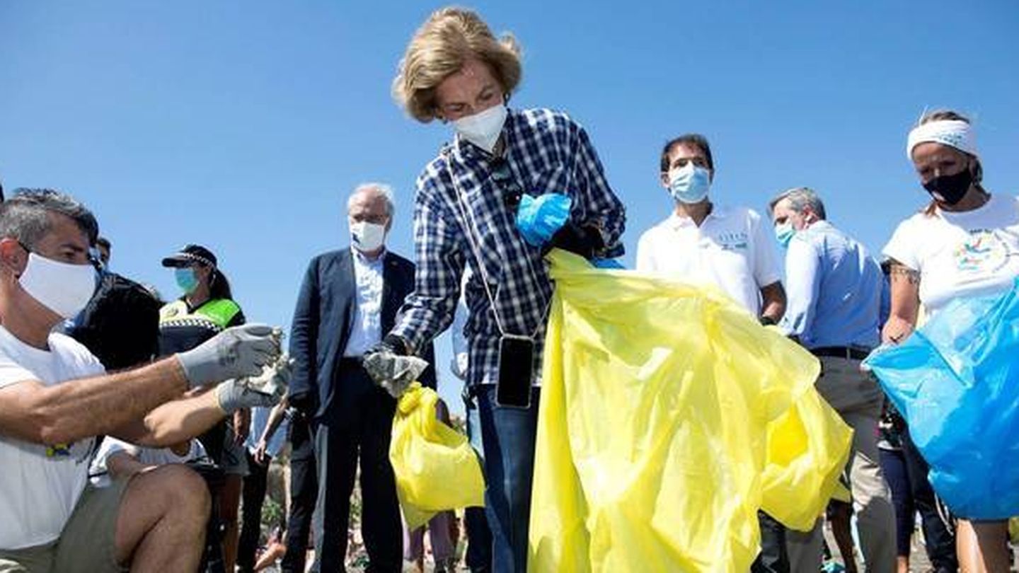 La reina Sofía participando en la limpieza de la playa del Rincón de la Victoria en Málaga, en el año 2020. (EFE)