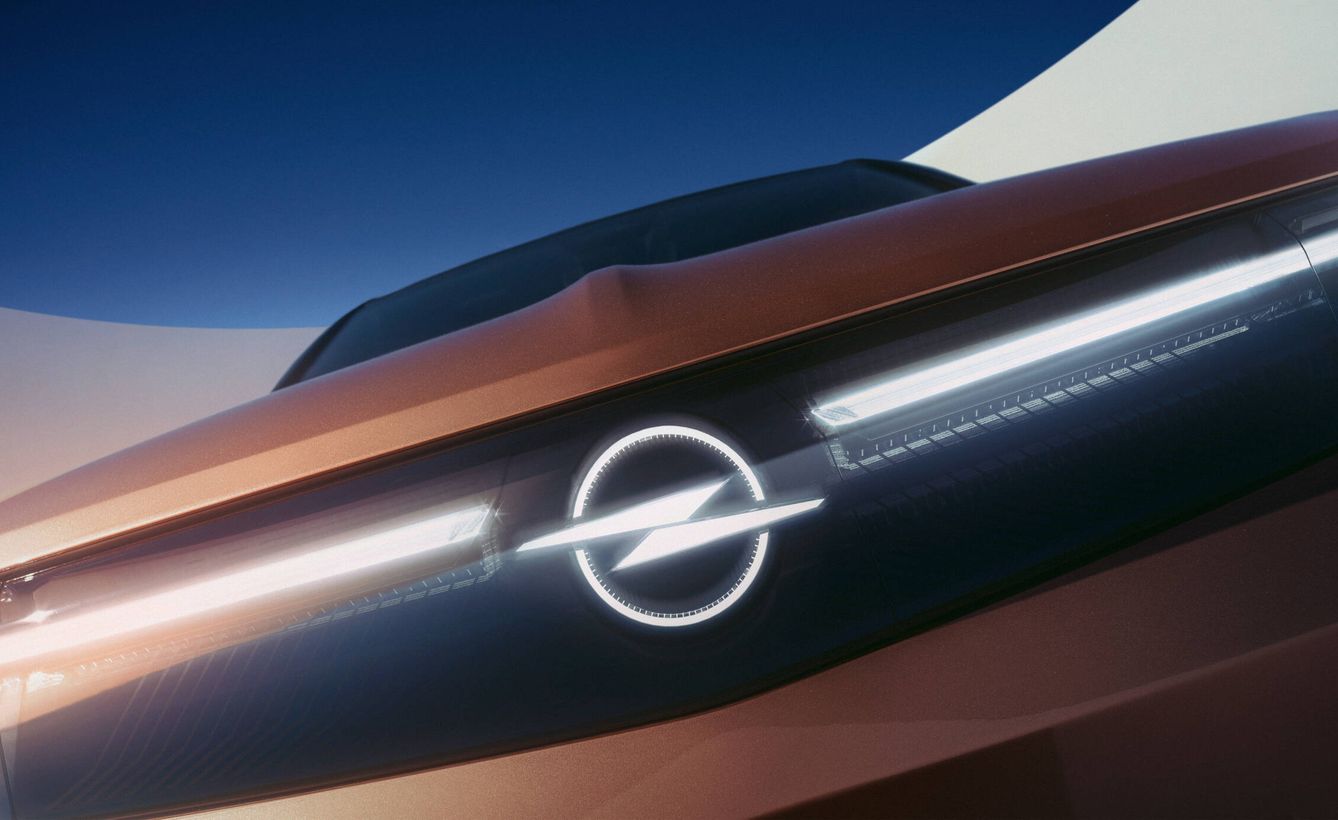 Luce el ya característico Opel 3D Vizor en el frontal con el logotipo Blitz Iluminado en el centro.