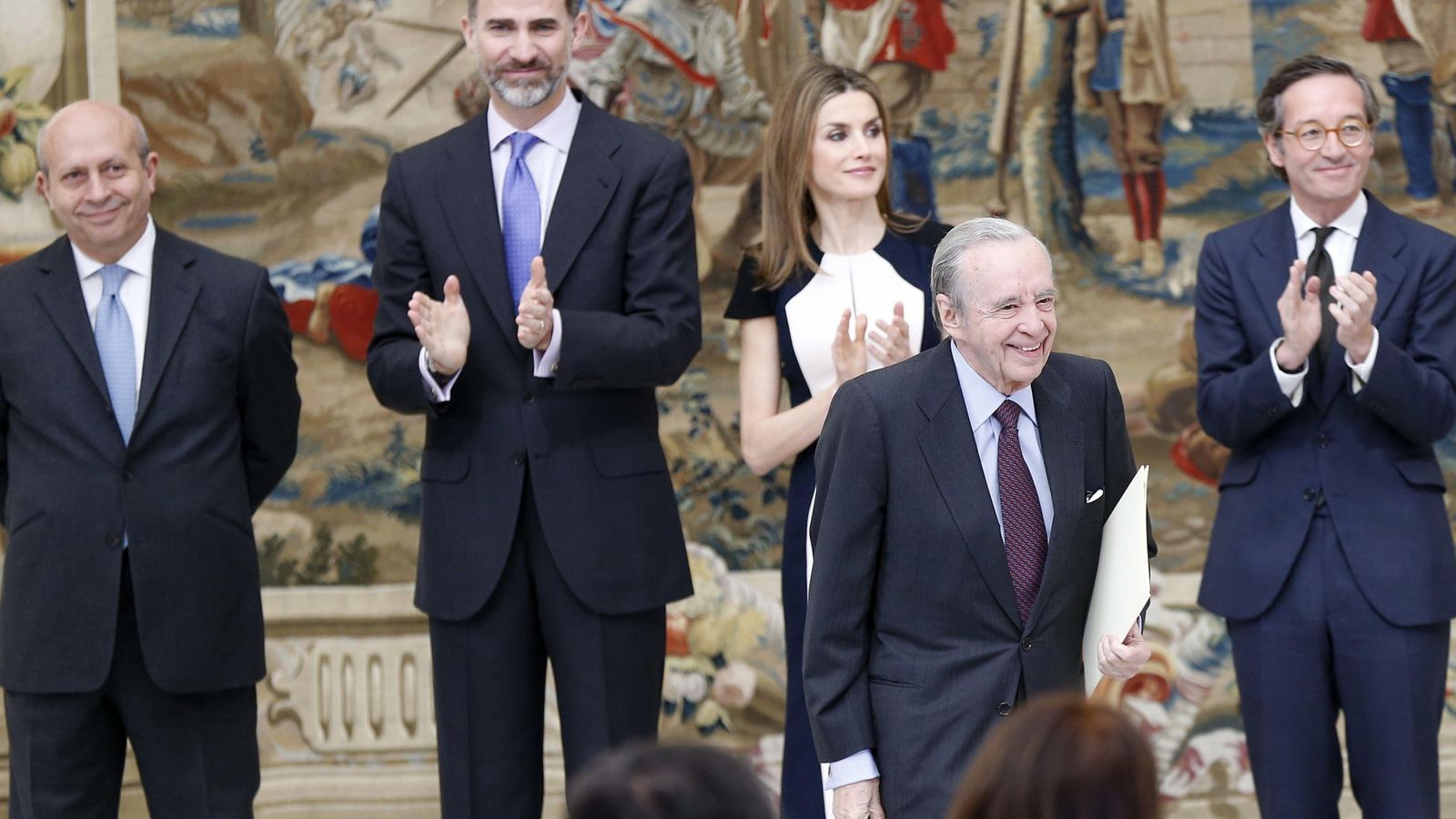 Foto: Los Reyes, junto al exministro José Ignacio Wert y el exsecretario de Cultura, José María Lassalle, entregan el premio 'Historia de España' a Sánchez Asiaín. (EFE)