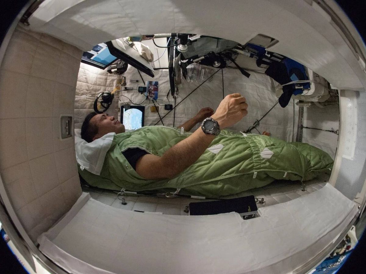 Foto: Imagen de un astronauta durmiendo en el espacio (NASA)