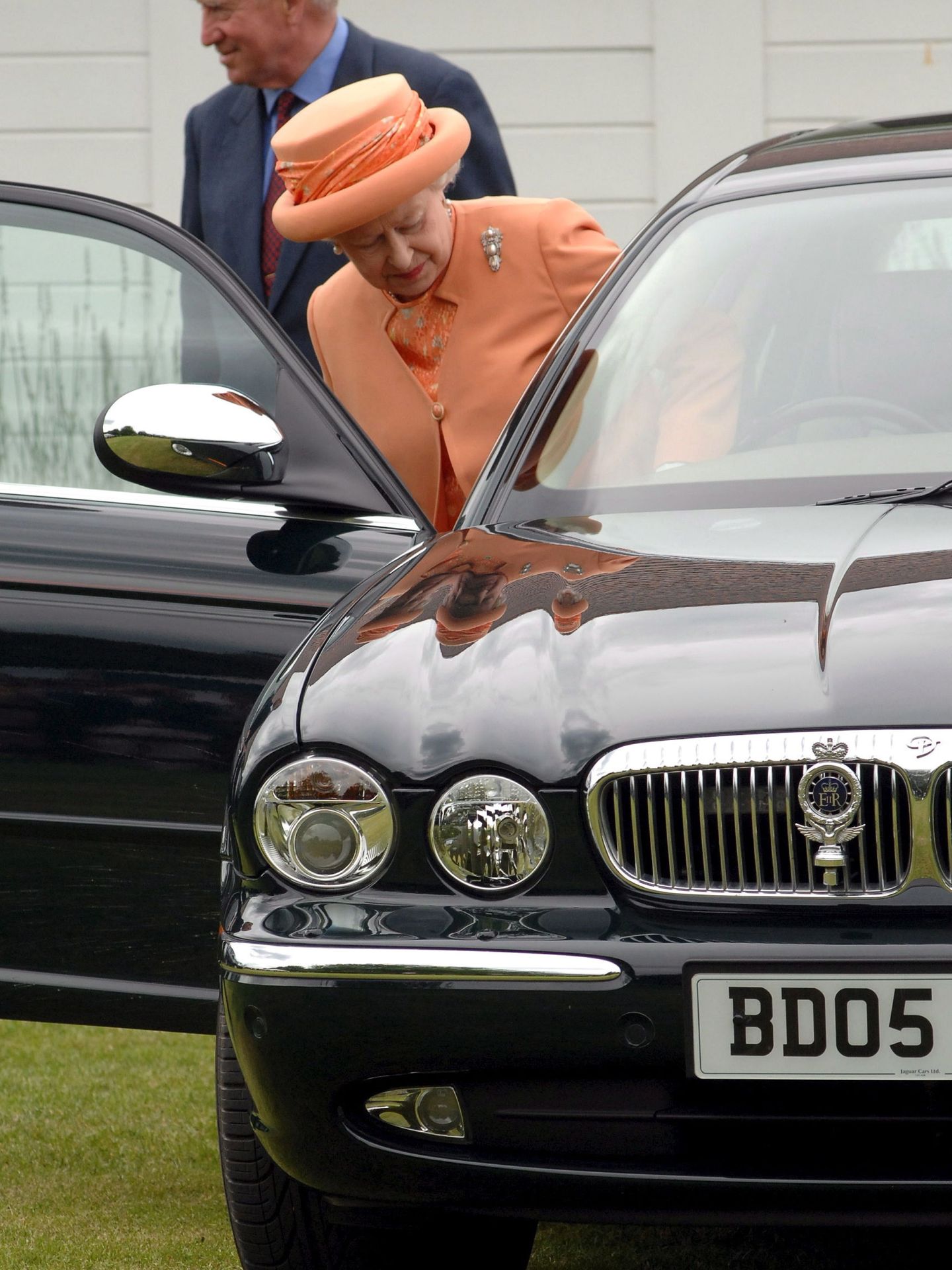 Isabel II dispuesta a conducir uno de sus automóviles en 2007. (EFE)