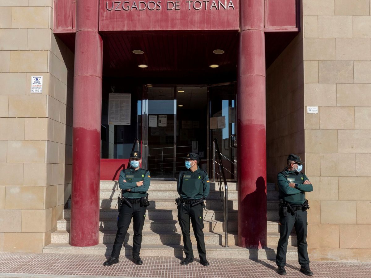 Foto: La Guardia Civil custodia la puerta principal de los juzgados de Totana en una imagen de archivo. (EFE/Marcial Guillén)