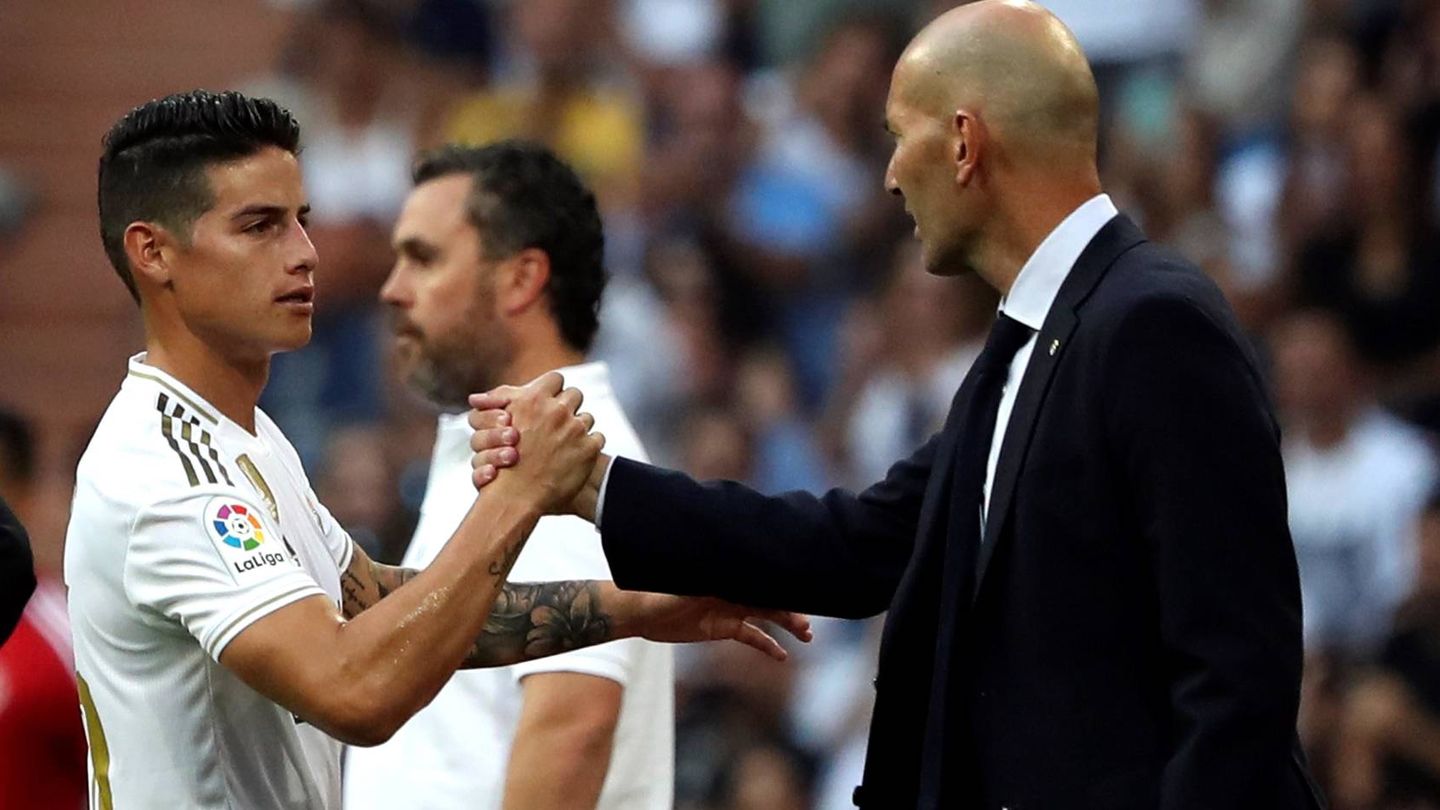 Zidane saluda a James Rodríguez tras sustituirle contra el Valladolid. (EFE)