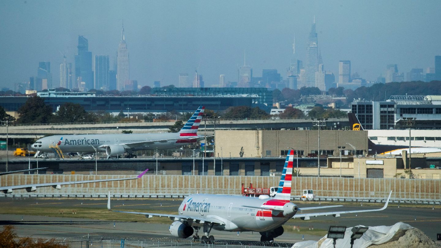 El aeropuerto JFK con los rascacielos de Nueva York al fondo (Reuters/Eduardo Munoz)