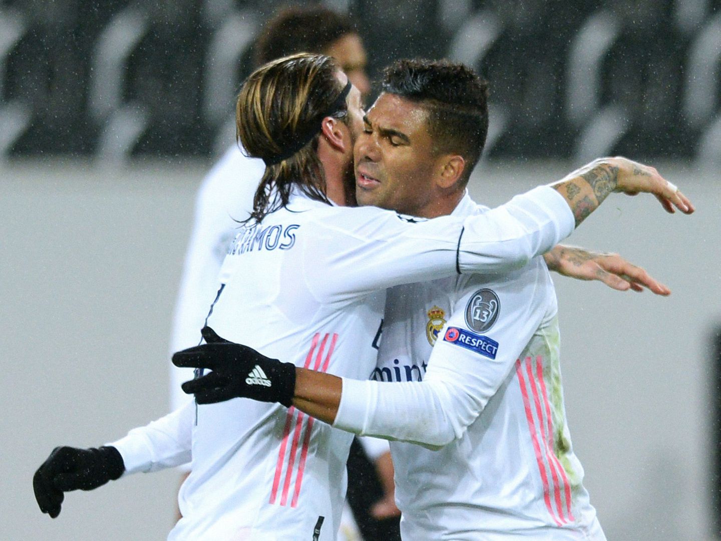Casemiro celebra con Sergio Ramos el empate. (Reuters)