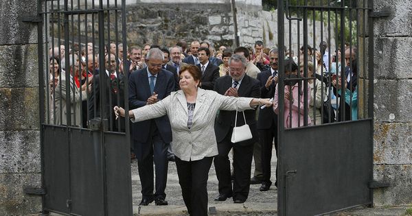 Foto: La presidenta de la Fundación Érguete, Carmen Avendaño, abre las puertas del Pazo de Baión, requisado a Laureano Oubiña, en 2008. (EFE) 