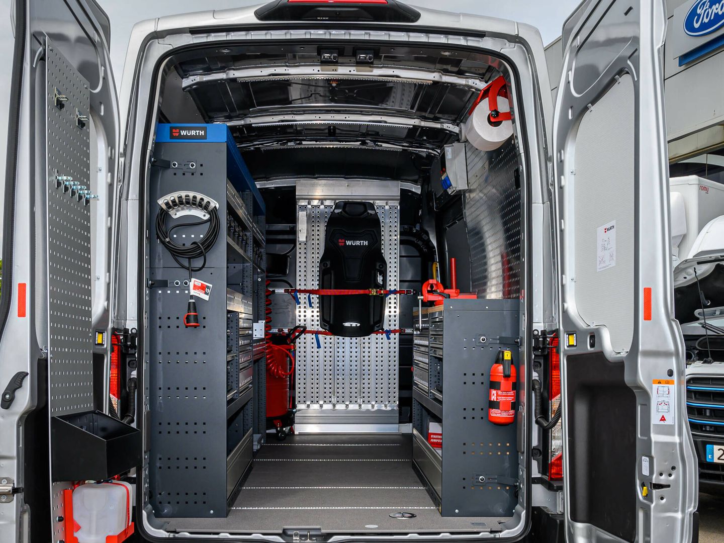Por dentro, las furgonetas de Ford se han convertido en auténticos talleres sobre ruedas.