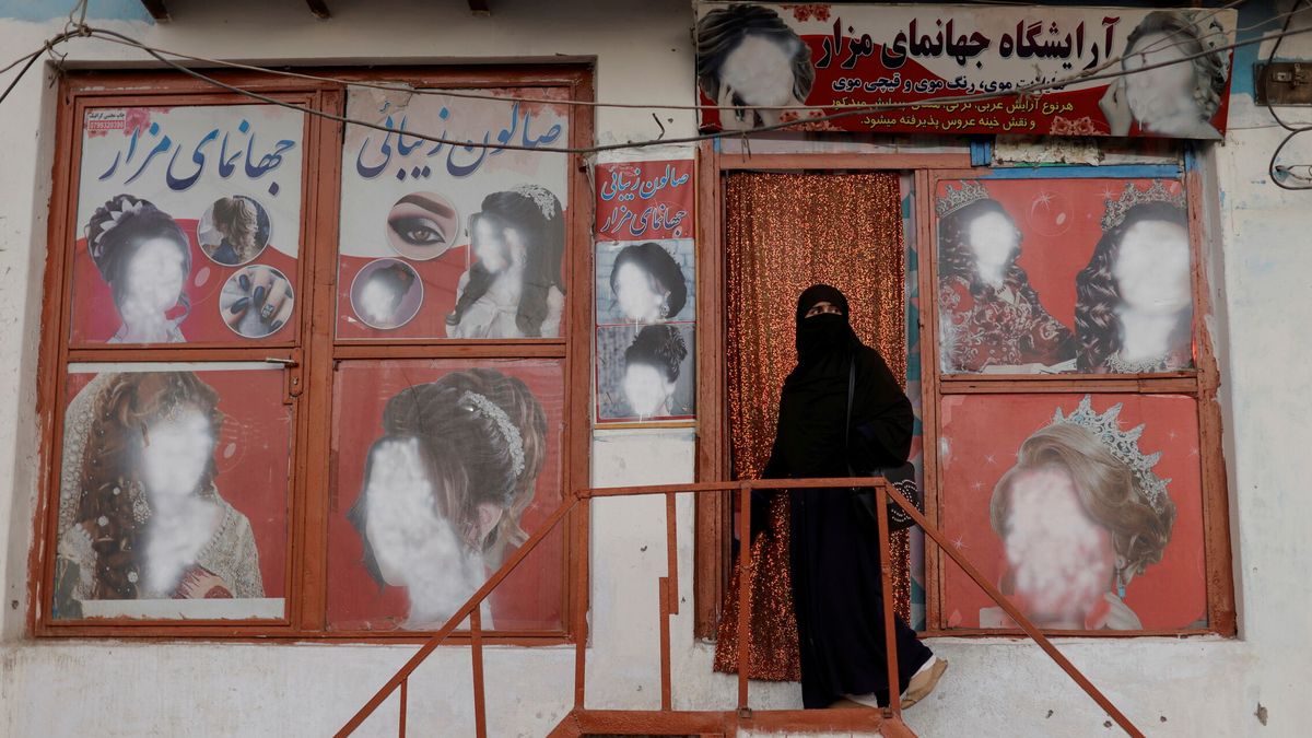El decreto talibán sobre los derechos de la mujer no cita ni la educación ni el trabajo