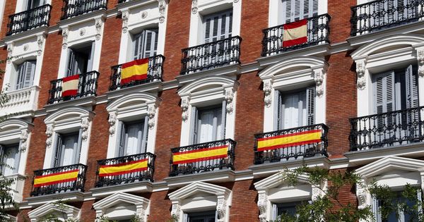Foto: Varias banderas cuelgan de los balcones en Madrid. (EFE)