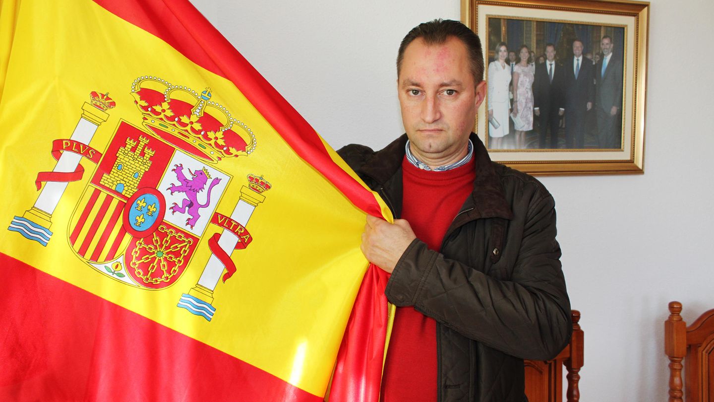 Aurel Truta, el alcalde rumano de Páramo de Boedo (Palencia), en el salón de plenos (Foto: A.Villarino)