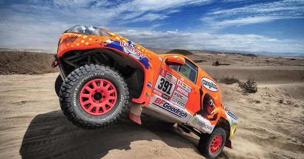 Foto: Jesús Calleja en su Jeep por el desierto de Perú.