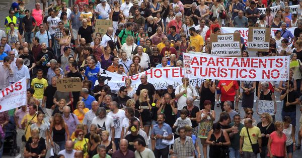Foto: Manifestación contra los pisos turísticos en Barcelona. (EFE)