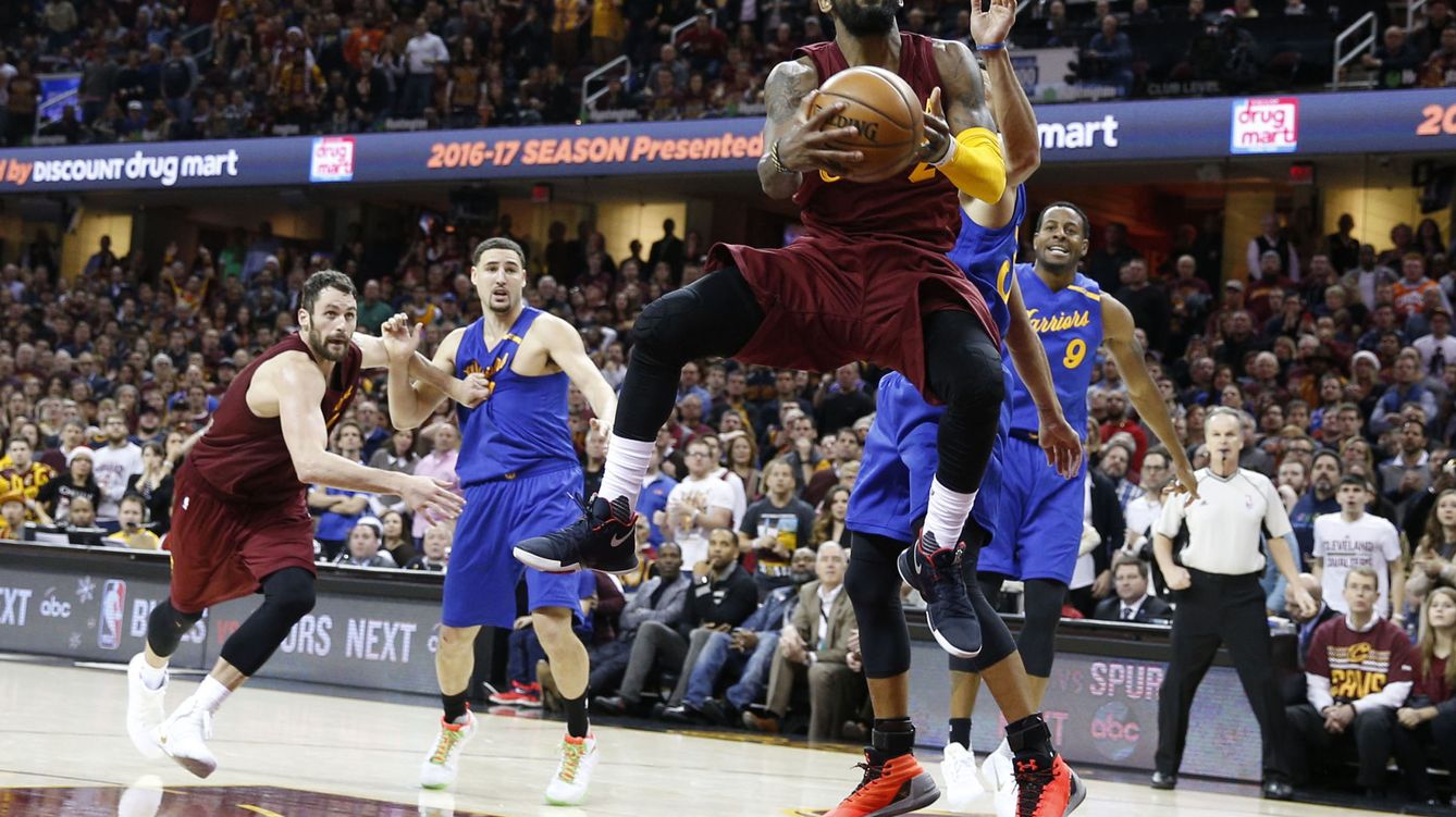 Foto: Irving vuela hacia la canasta de los Warriors (Reuters)