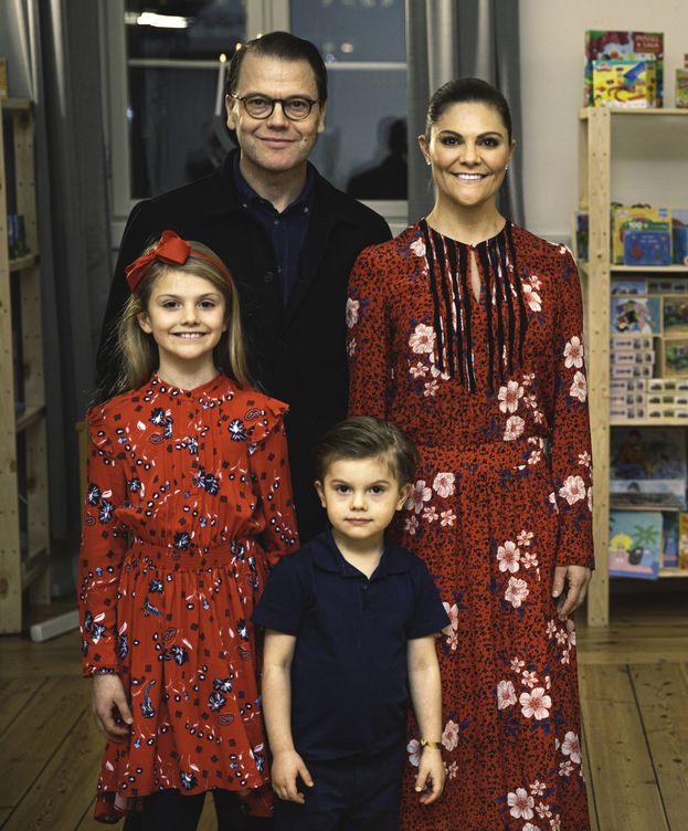 Foto: Victoria y Daniel de Suecia, con sus hijos. (Casa Real de Suecia)
