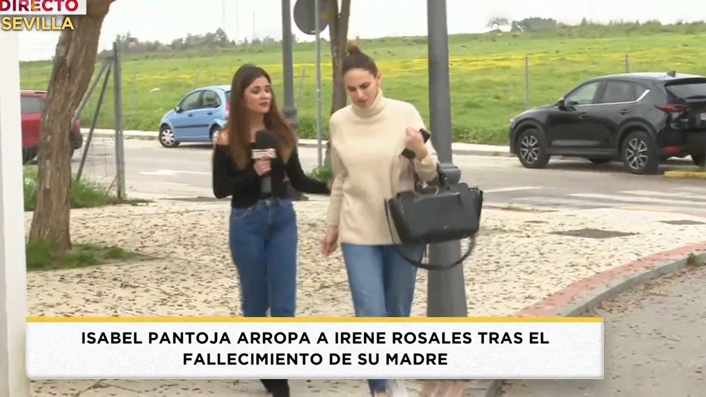 Alexia Rivas, reportera de 'Socialité', e Irene Rosales. (Mediaset España)