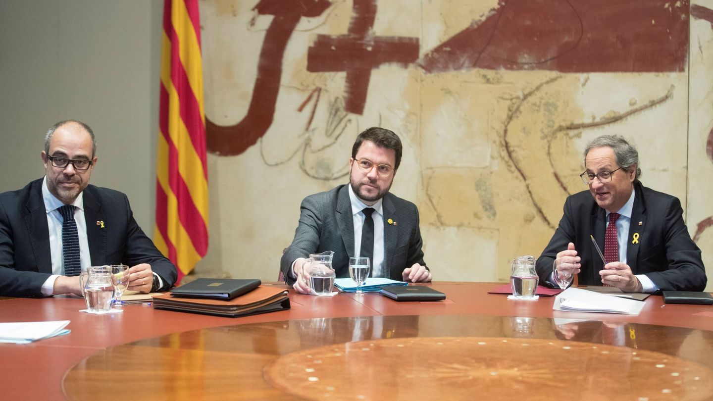 Miquel Buch, a la izquierda, junto a Pere Aragonès (centro) y Quim Torra, en una reunión del Govern. (EFE)