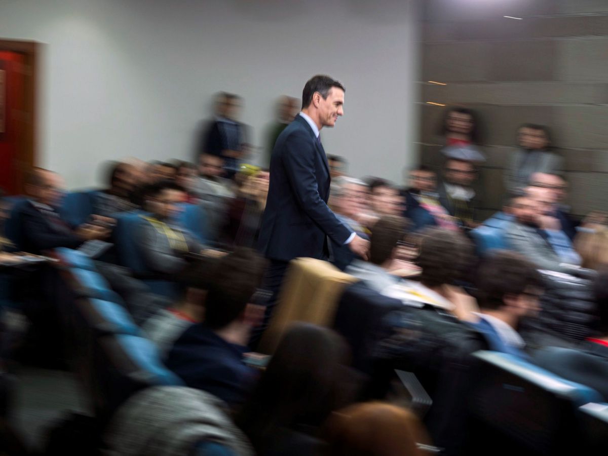 Foto: Pedro Sánchez, dirigiéndose al atril de la sala de prensa de la Moncloa, este 14 de enero. (EFE)