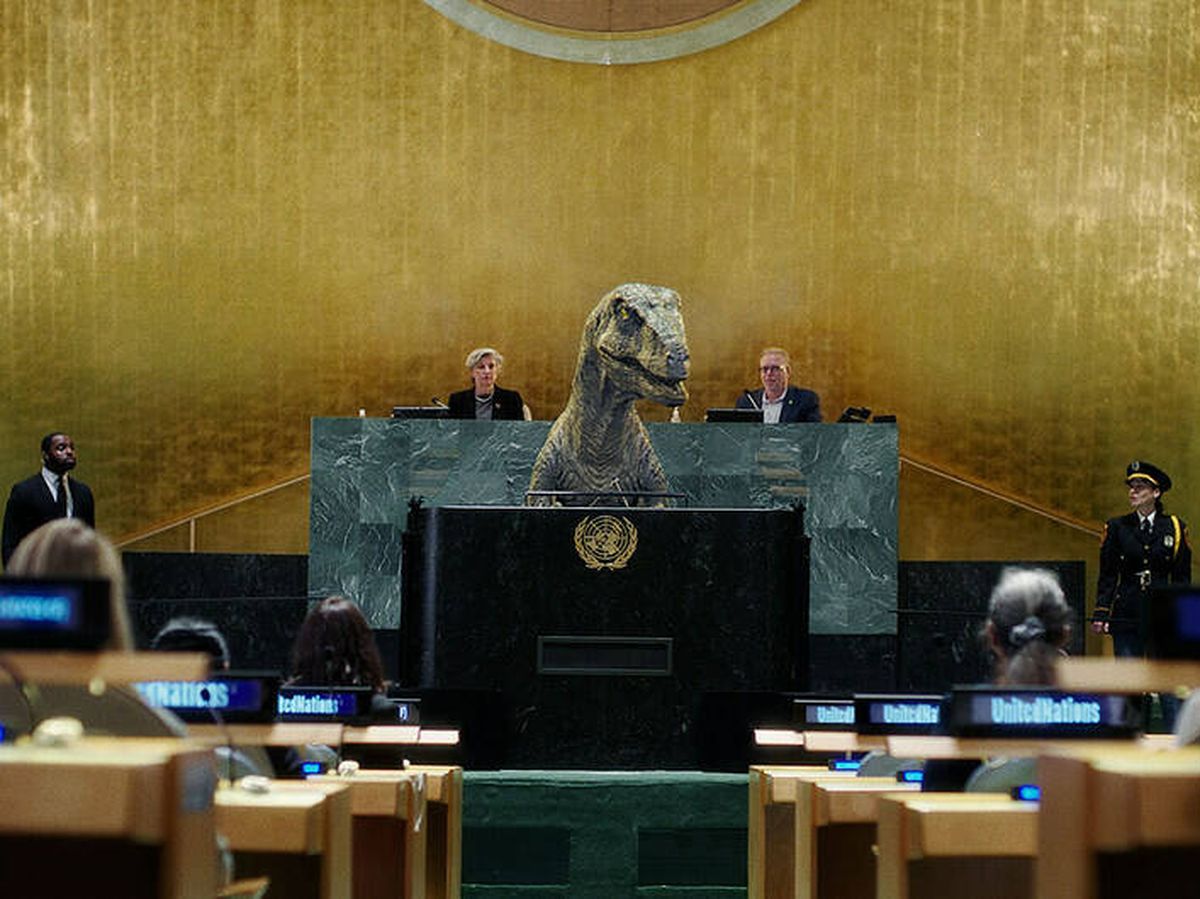 Un dinosaurio se cuela en la ONU para advertir sobre el riesgo de una  extinción