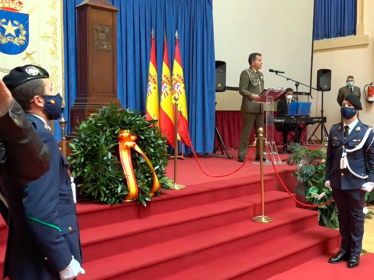 Foto: El teniente coronel Fernando Enseñat, durante la interpretación de 'Hallelujah' (YouTube)
