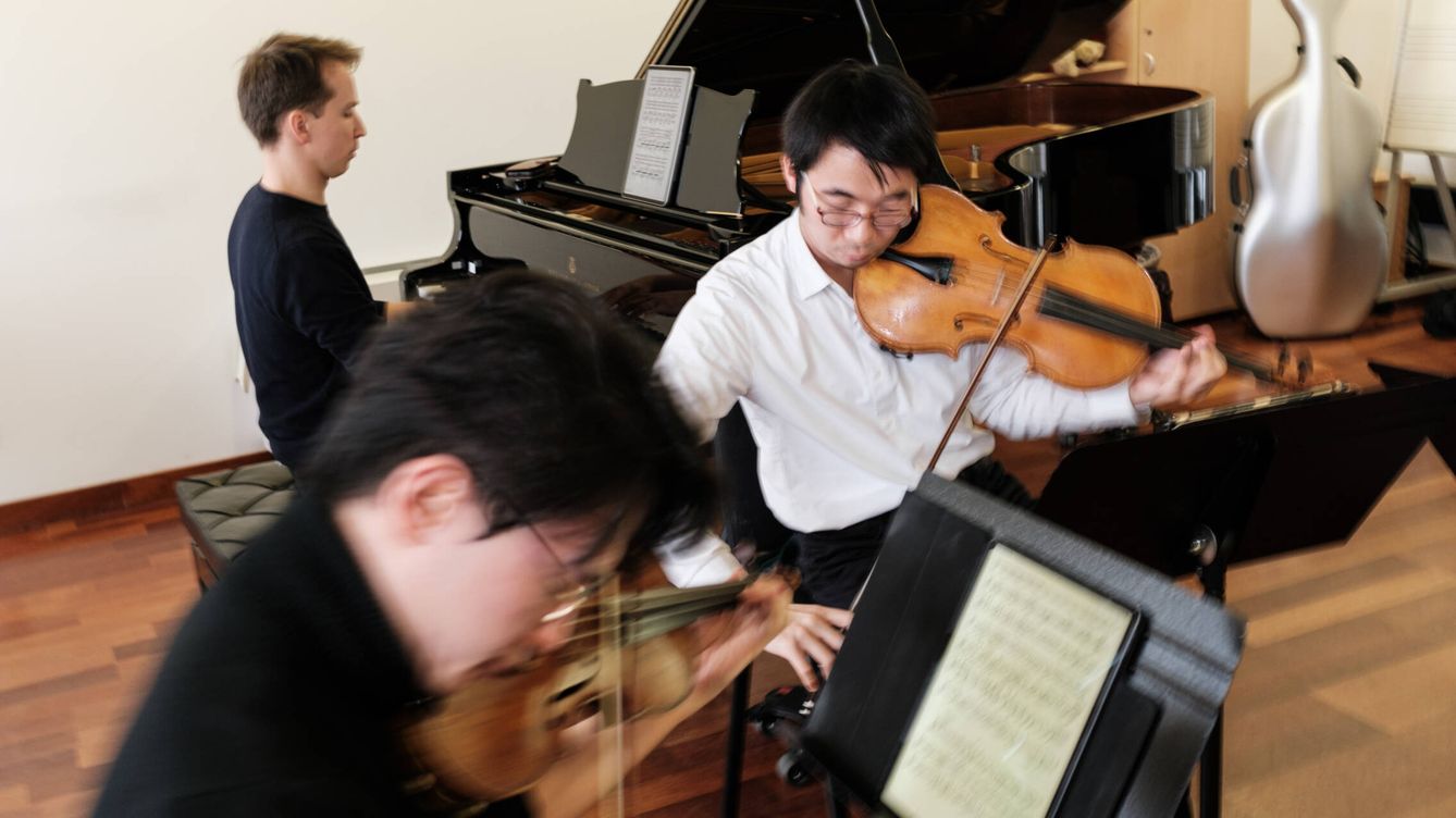 Foto: Tres de los miembros del Cuarteto Strauss, durante una lección magistral en la Escuela Superior de Música Reina Sofía. (S. B.)