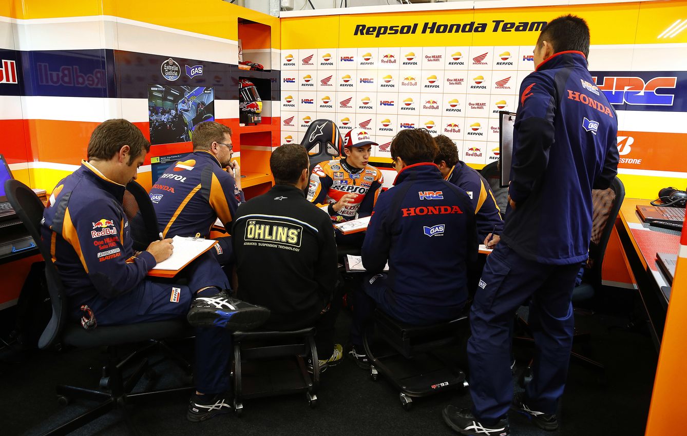El equipo Repsol Honda trabajando en Sachsenring (Repsol Media).