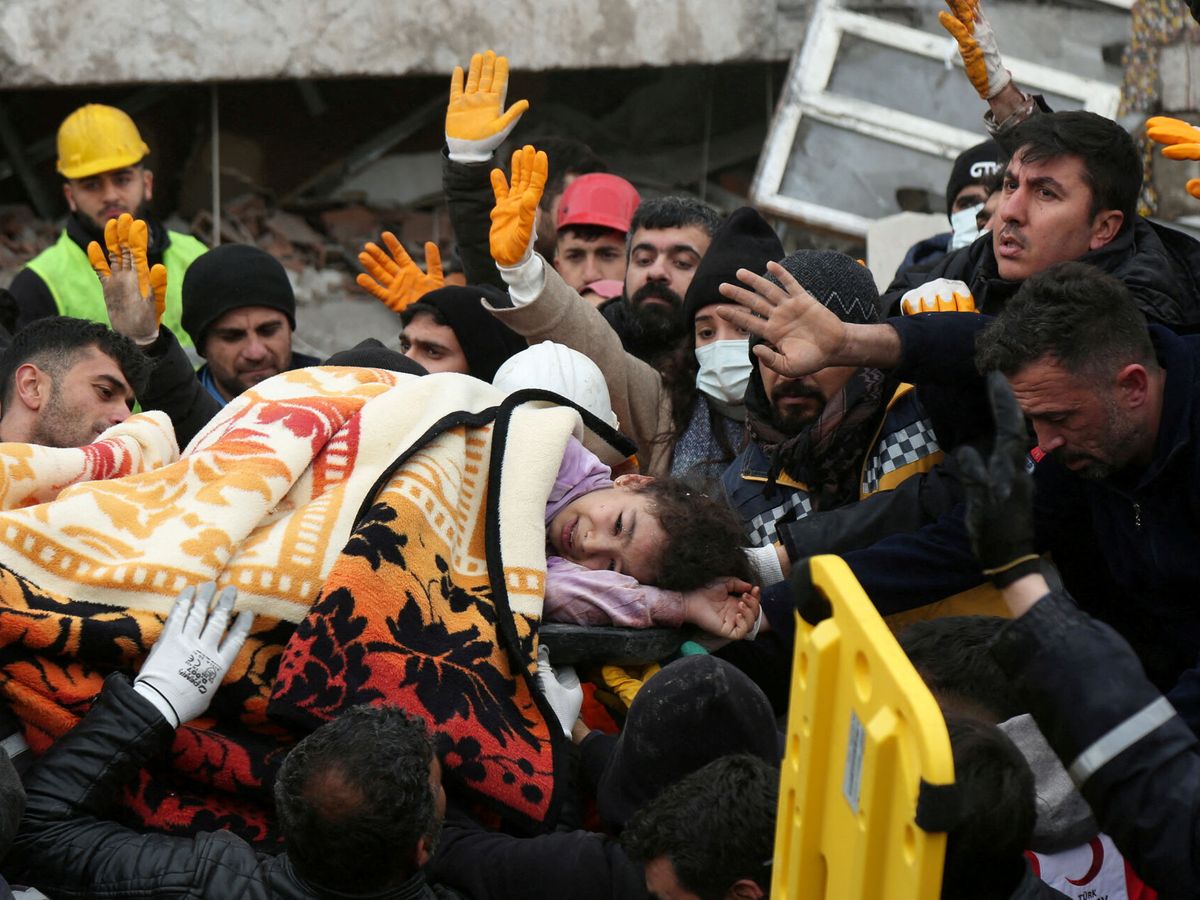 Foto: Los equipos de rescate buscan supervivientes. (Reuters/Sertac Kayar)