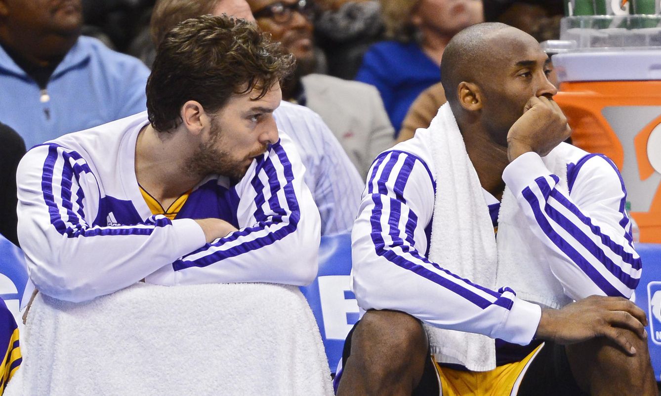 Kobe y Pau, juntos en el banquillo durante su etapa en los Lakers. (EFE)