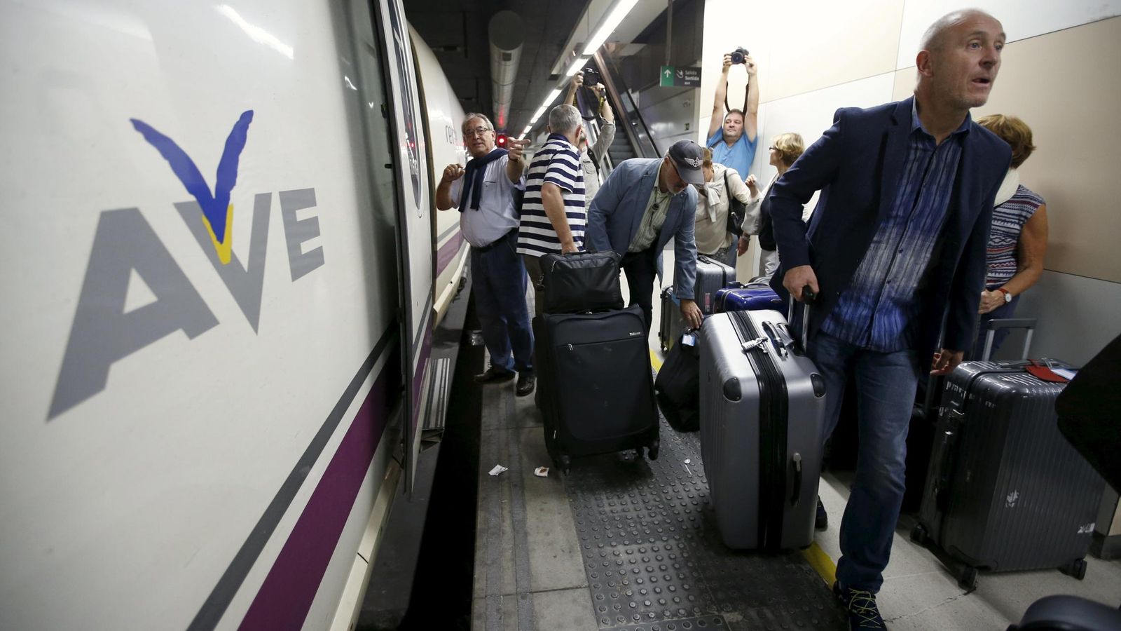 Foto: El AVE en la estación de Sans en Barcelona (Reuters)