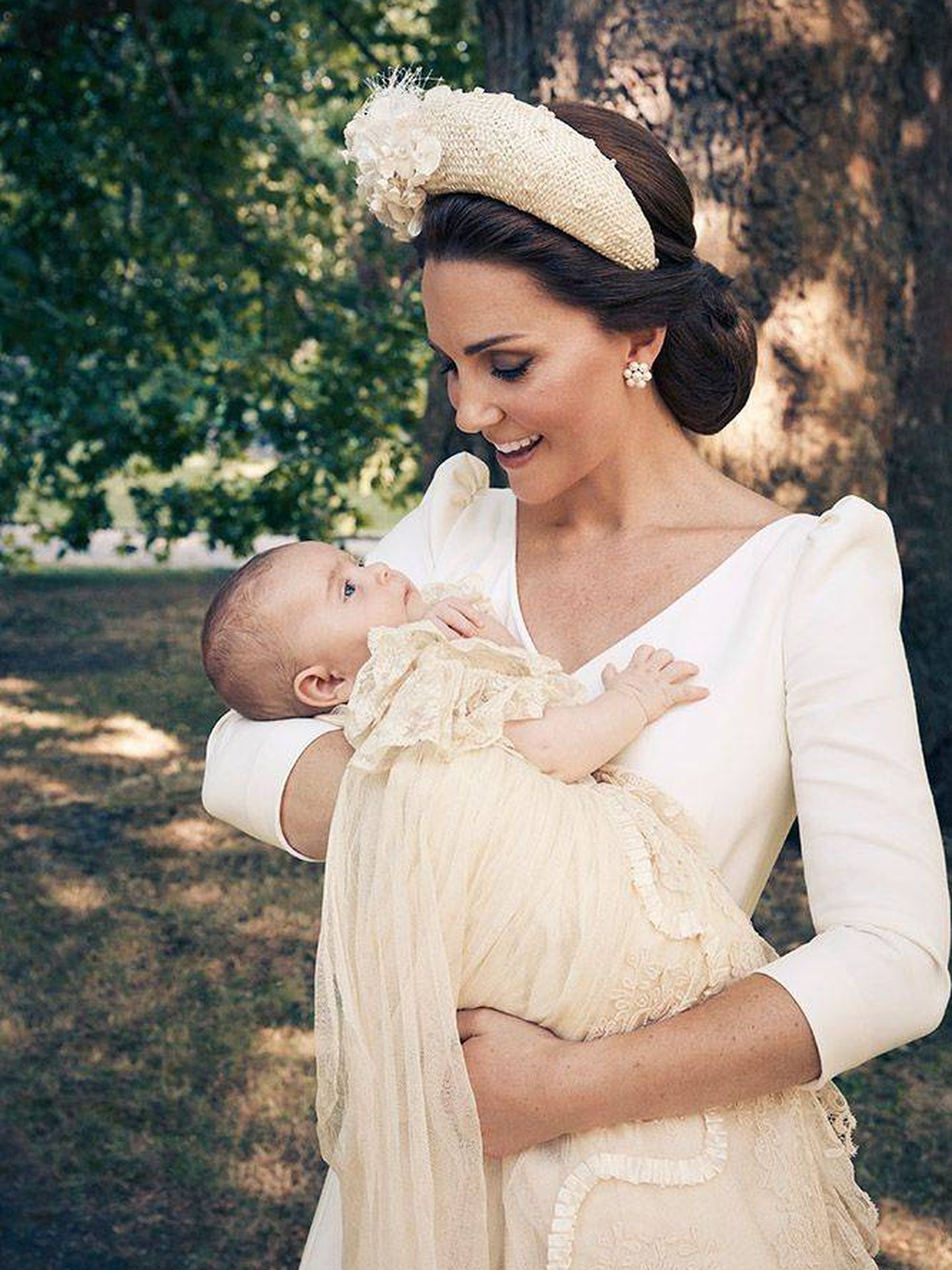 La duquesa de Cambridge junto a su pequeño.