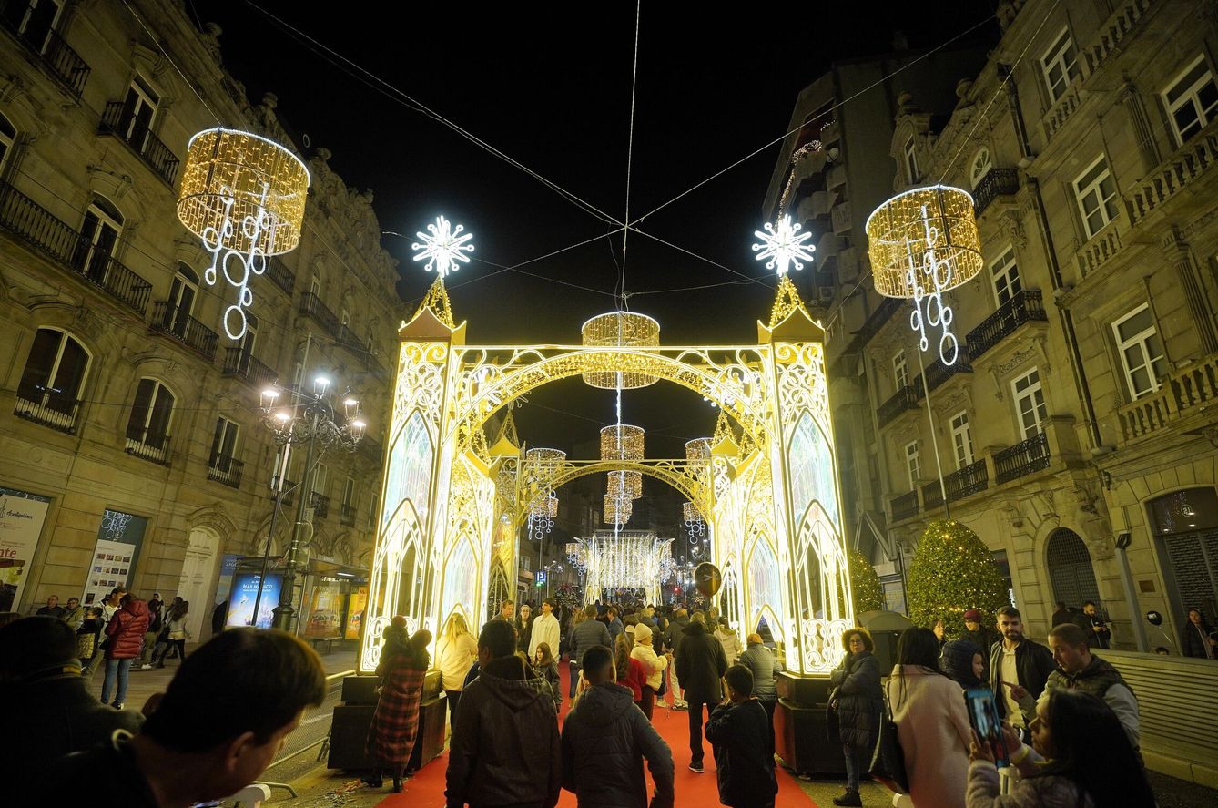Calle luminiscente en el centro de Vigo. (EP)