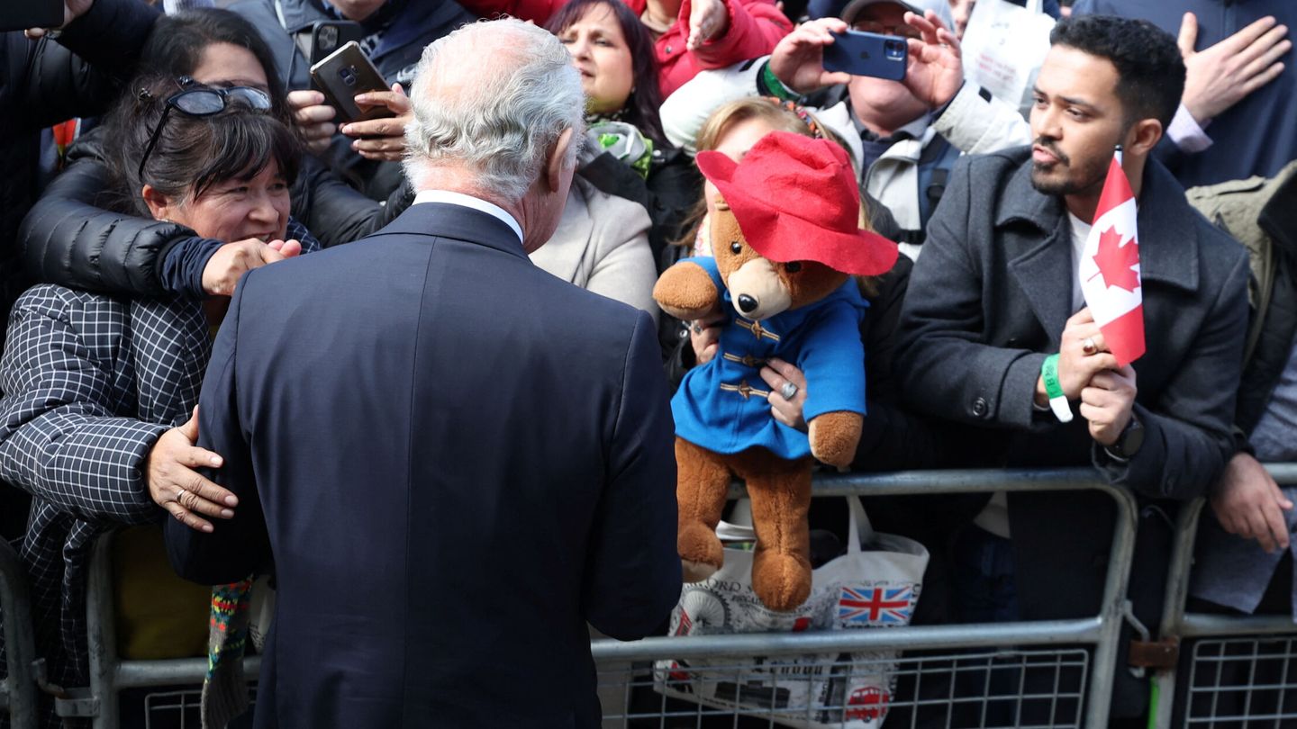 El rey Carlos III es saludado y agasajado con regalos. (Reuters/Phil Noble)