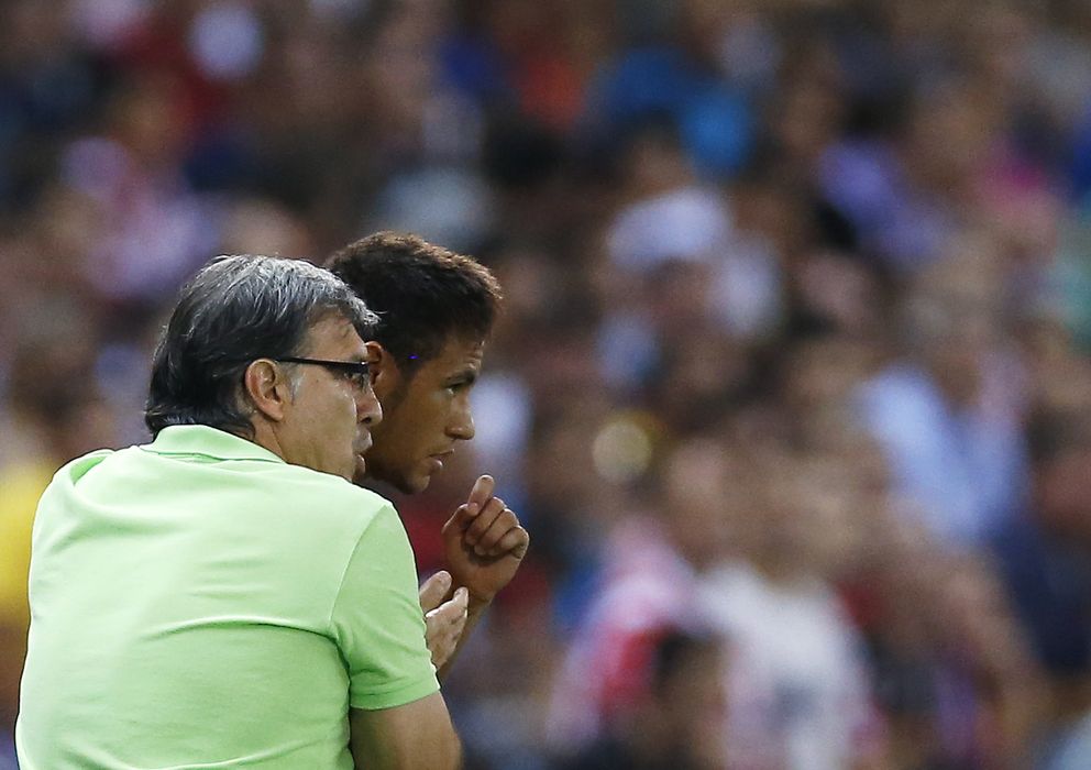 Foto: El &amp;#039;Tata&amp;#039; Martino da indicaciones a Neymar durante un partido (Reuters).