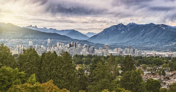 Foto: Visión aérea de Vancouver con las montañas de North Shore al fondo. (iStock)