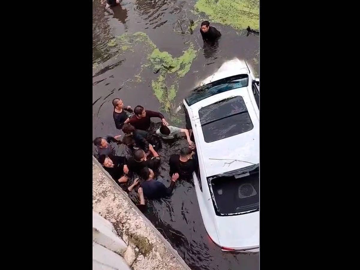 Foto: Veinte personas se lanzaron al agua para rescatar a los pasajeros (Twitter)
