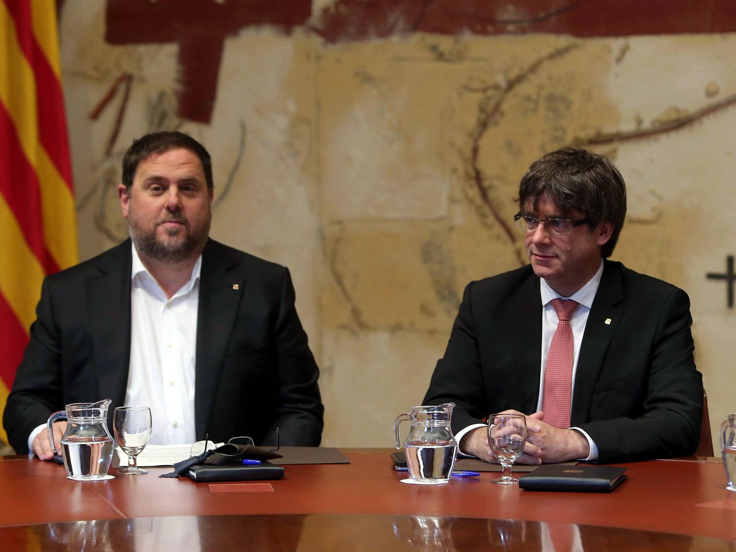 El presidente de la Generalitat, Carles Puigdemont, junto al vicepresidente catalán, Oriol Junqueras. (EFE)