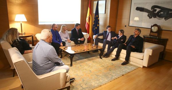 Foto: Mariano Rajoy se reúne con los padres de las víctimas que piden no derogar la cadena perpetua revisable, este 15 de marzo en el Congreso. (EFE)