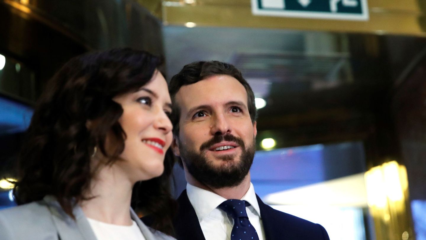 La presidenta de la Comunidad de Madrid, Isabel Díaz Ayuso (i) y el presidente del PP, Pablo Casado (d). (EFE)