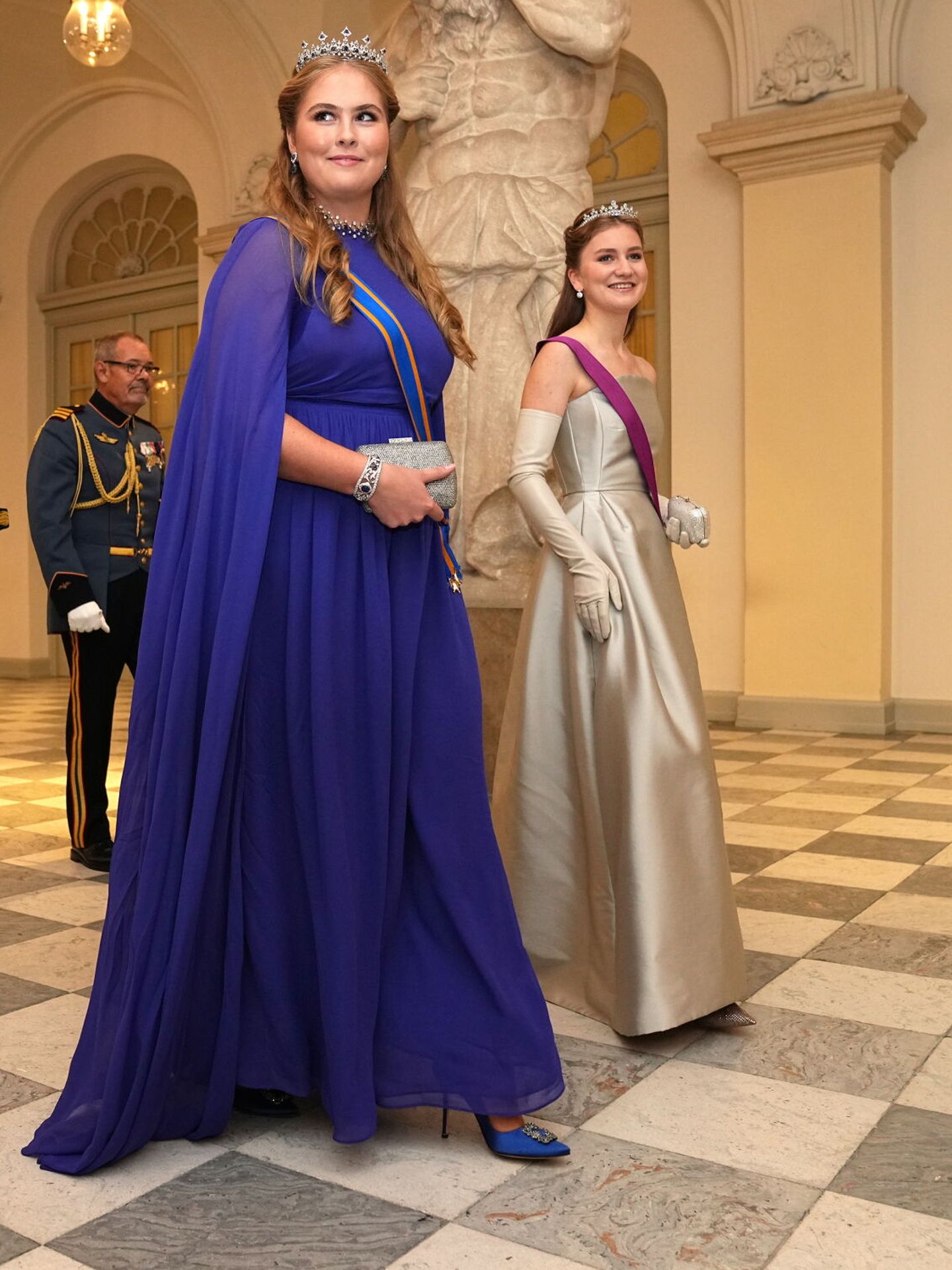 Amalia de Holanda, acompañada por Elisabeth de Bélgica en el 18º cumpleaños de Christian de Dinamarca. (EFE/Mads Claus Rasmuseen)