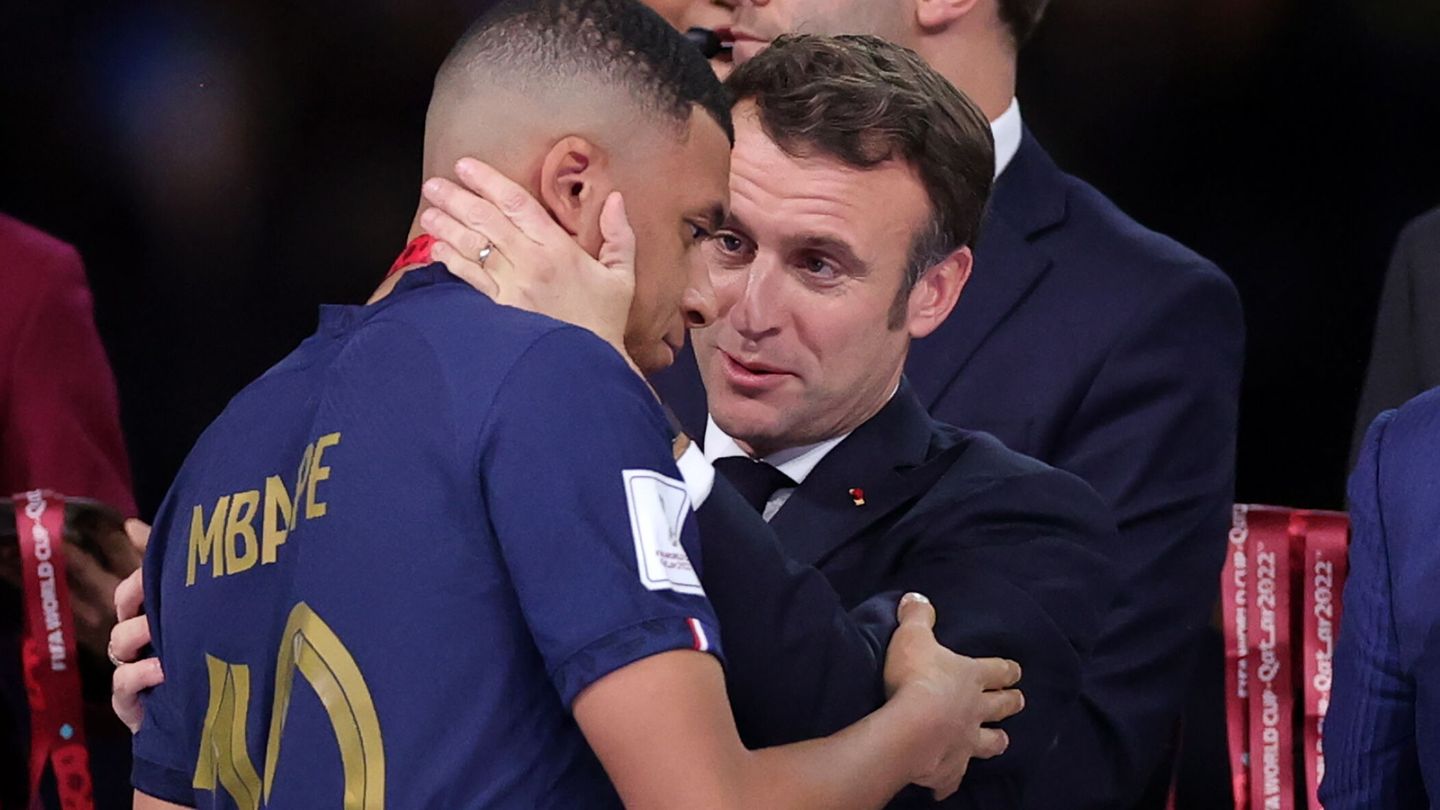 Emmanuel Macron, junto a Mbappé en la final del Mundial de Qatar. (EFE)