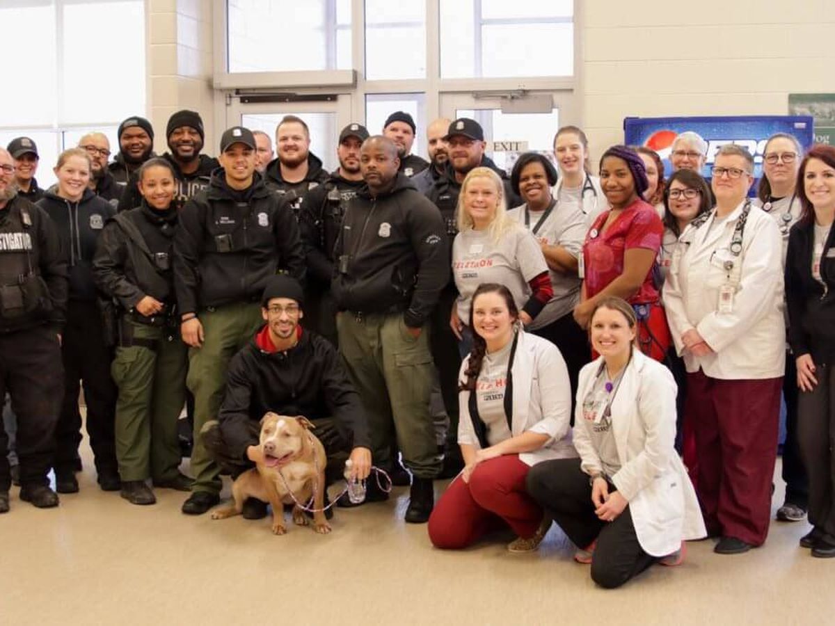 Foto: Nipset, con miembros de la policía y de la Sociedad Humana de Michigan. Foto:  Sociedad Humana de Michigan