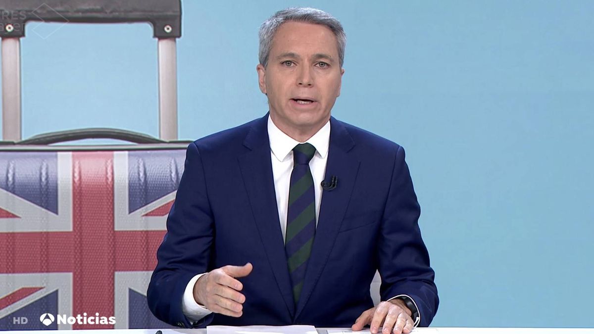 Vicente Vallés sigue su inquina con el Gobierno: ahora cuestiona la crisis con Reino Unido en 'Antena 3 Noticias'
